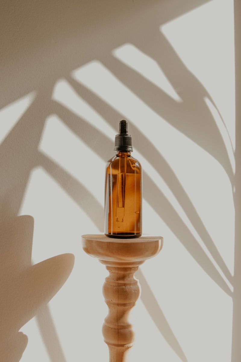 Flacon d'huile dans une lumière douce