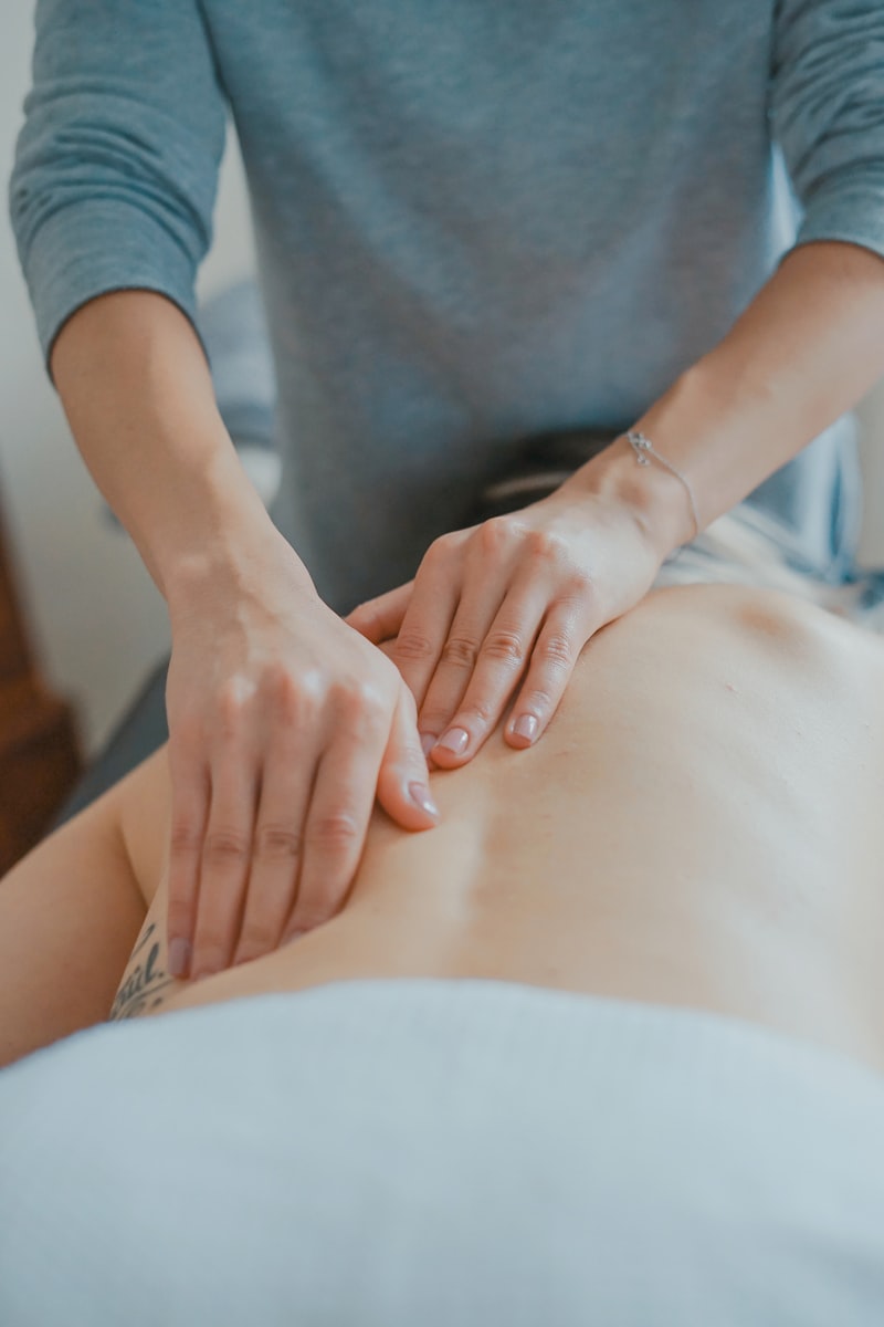 Massage relaxant du dos, mains posées à plat